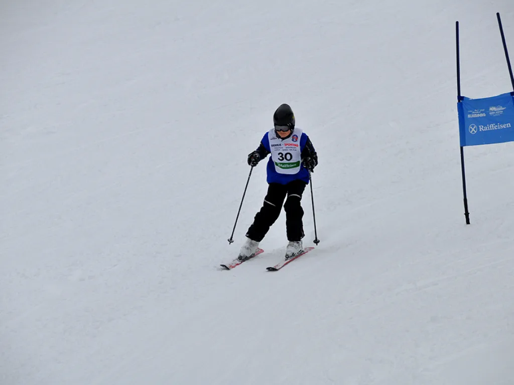 Skifahrerin neben dem blauen Tor.